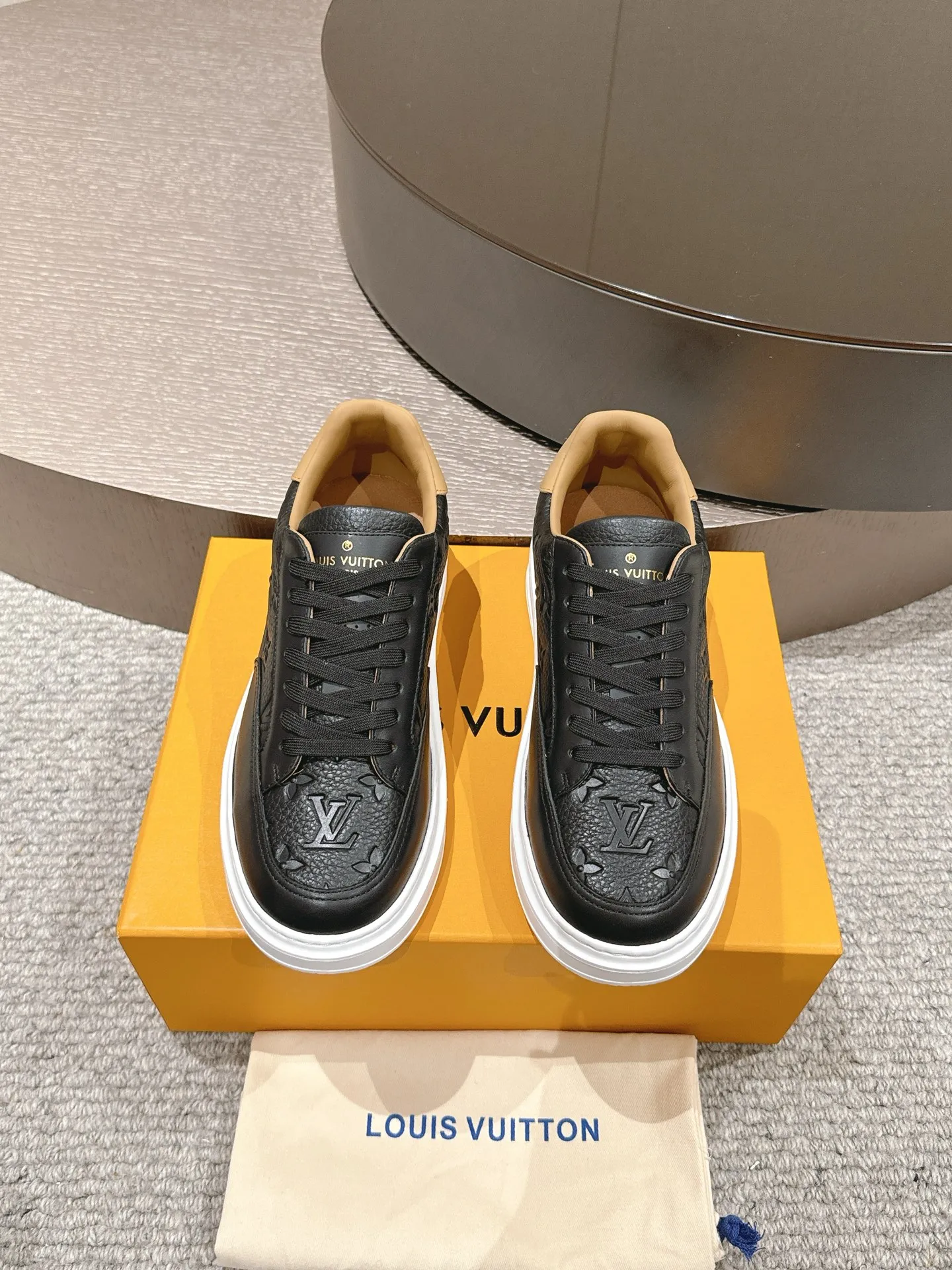 👟👟Ex-factory price 680👟👟 LV25 new style white shoes, best-selling model in the counter window, very three-dimensional and beautiful! Personalized printing, three-dimensional printed cowhide fabric...cowhide feet...original 4cm thick sole...Logo hot stamping, matching packaging, code number: 37-44 (45 customized, non-refundable)